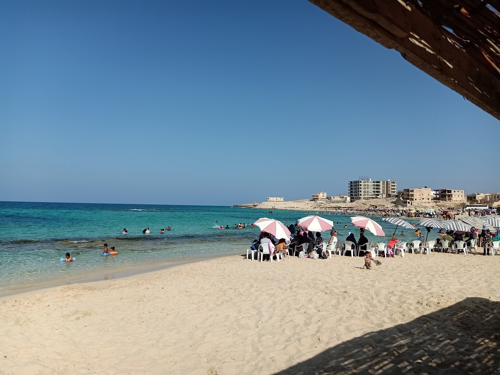 Fotografie cu Minaa Alhasheesh beach - locul popular printre cunoscătorii de relaxare