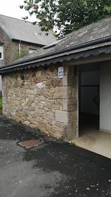 Toilettes publiques à Plougonver