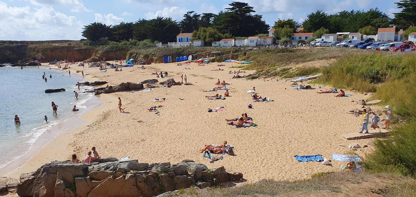 Foto di Plage des Sabias con una superficie del sabbia beige