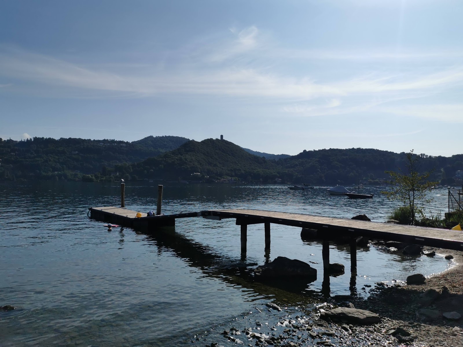 Spiaggia comunale Pascolo'in fotoğrafı uçurumlarla desteklenmiş