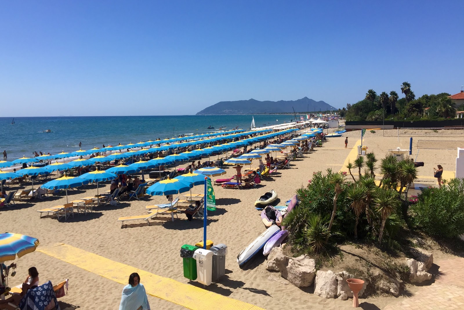 Terracina Beach的照片 带有蓝色的水表面