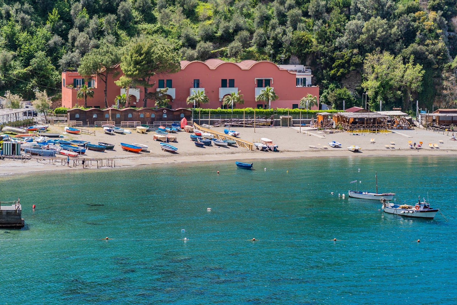 Foto von Spiaggia Vico Equense umgeben von Bergen