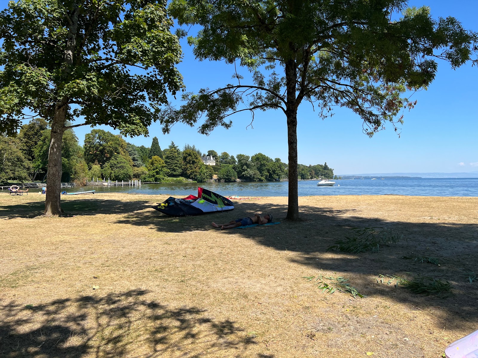 Foto von Plage de la Dullive mit gras Oberfläche