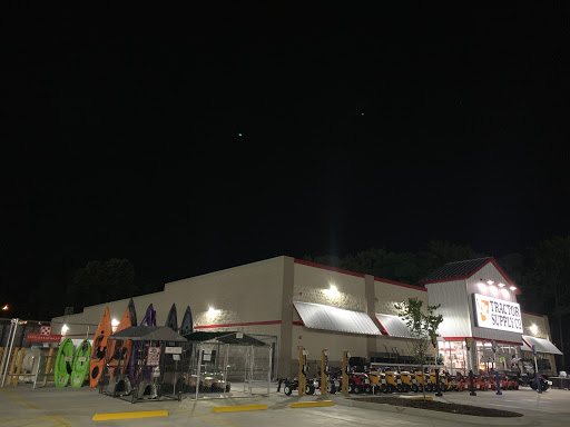 Home Improvement Store «Tractor Supply Co.», reviews and photos, 2211 Carmack Blvd, Columbia, TN 38401, USA