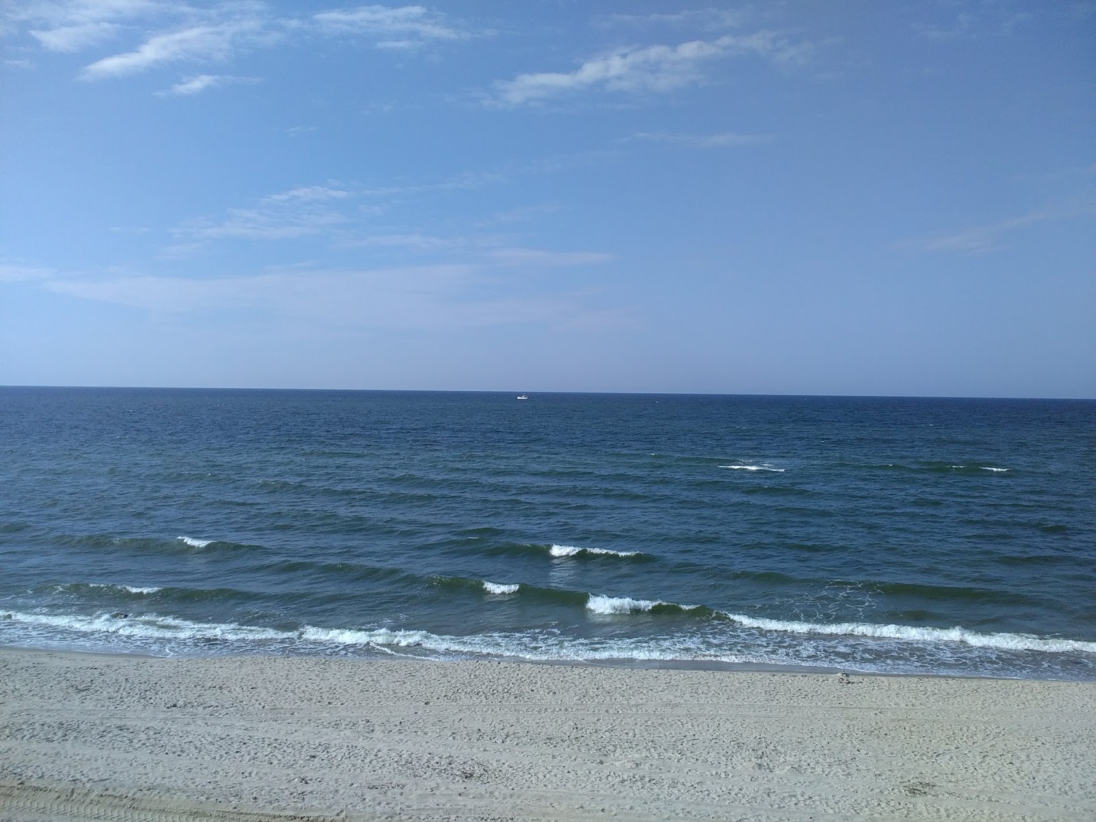 Foto von Zaostrov'ye Beach umgeben von Bergen