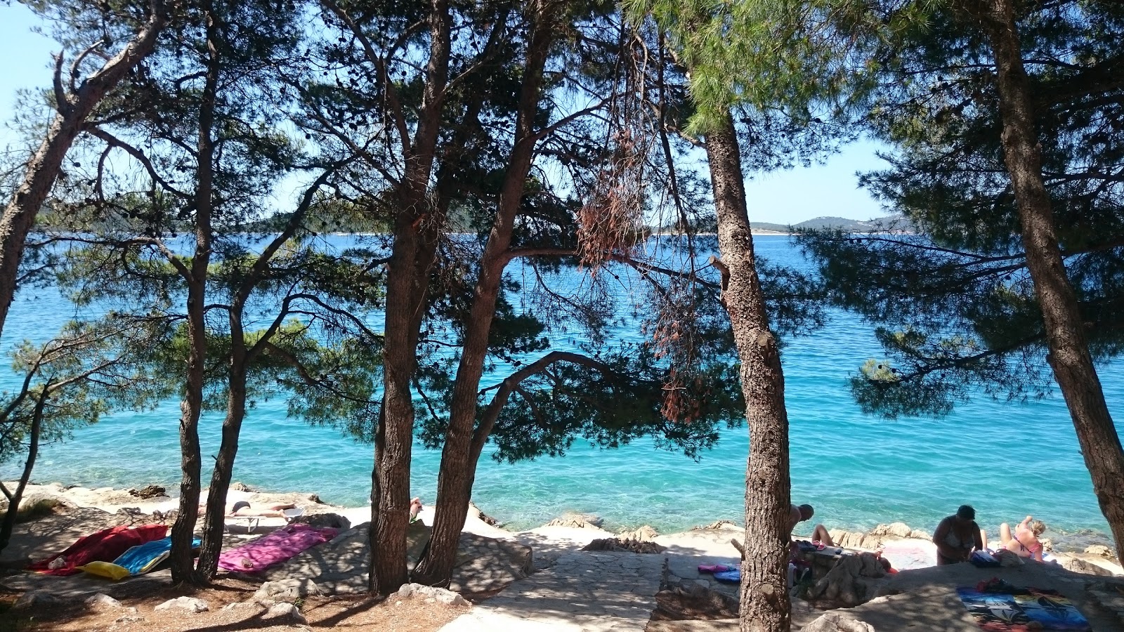 Photo of Dolaske Drage beach with turquoise pure water surface