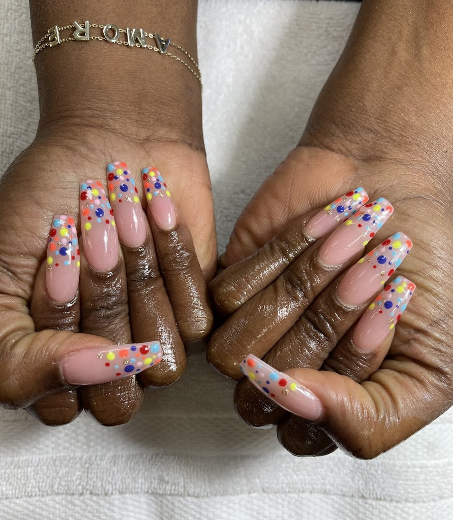 Q Q Nails 43528