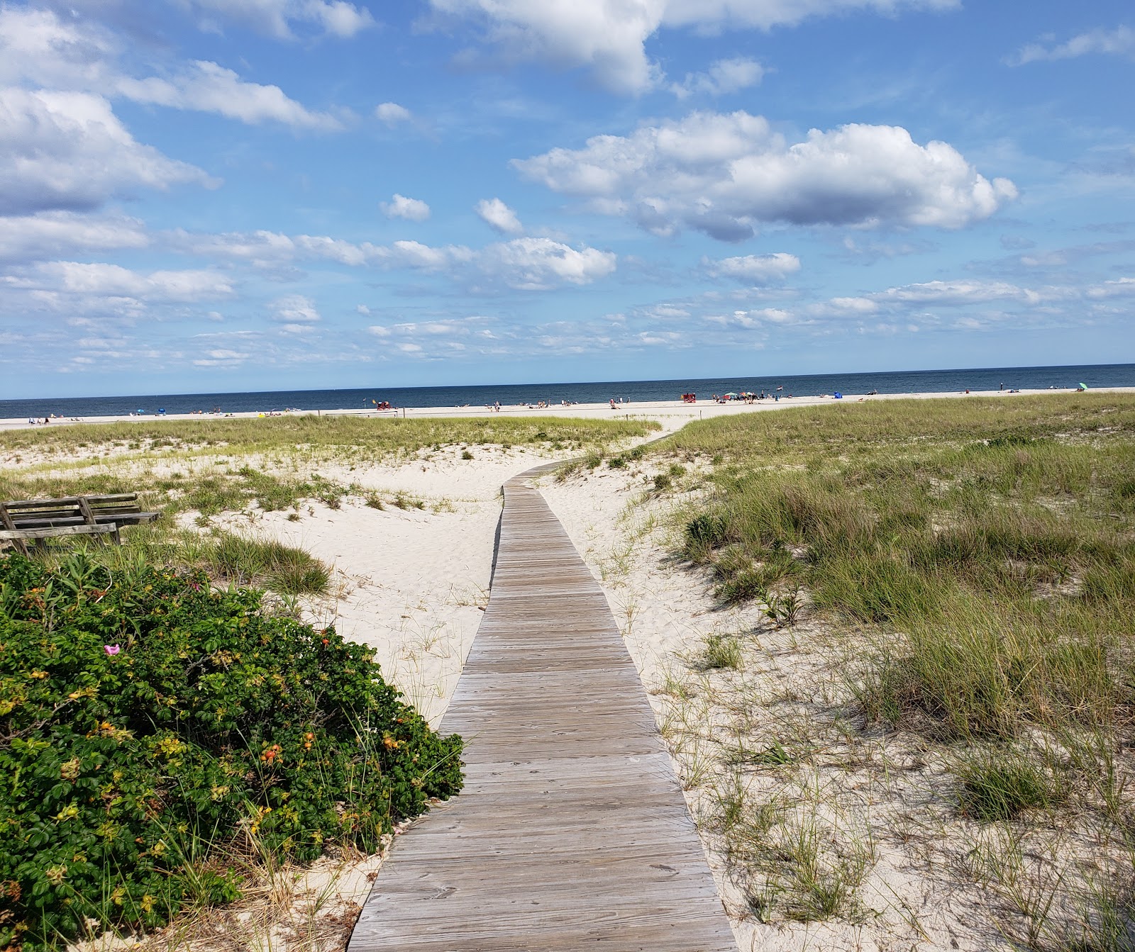 Foto av Atlantic Ocean Beachfront med beige sand yta