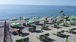 Photo de Alma Loano Beach avec plusieurs baies longues