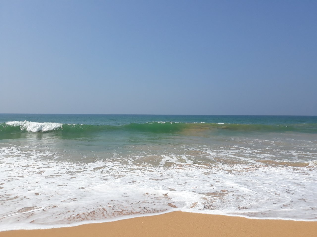 Foto de Maha Induruwa Beach con recta y larga