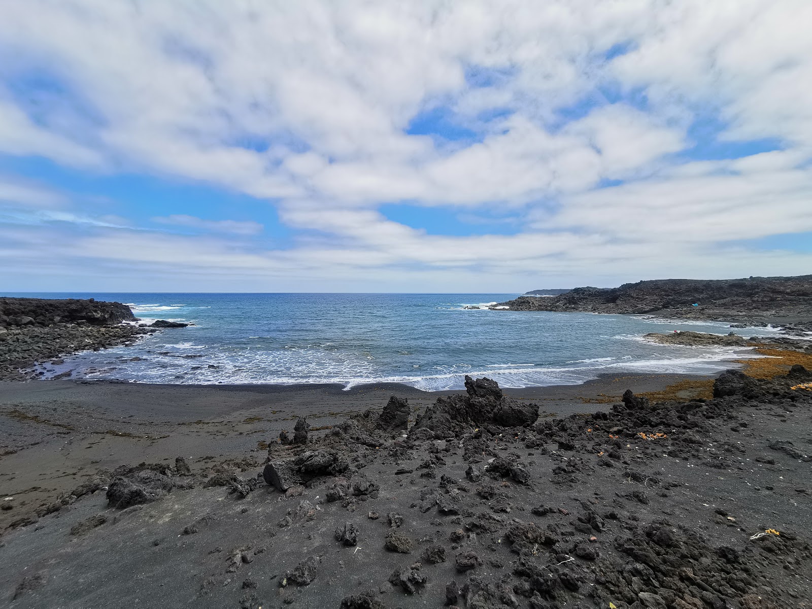 Zdjęcie Playa de las Malvas z powierzchnią piasek z kamieniami