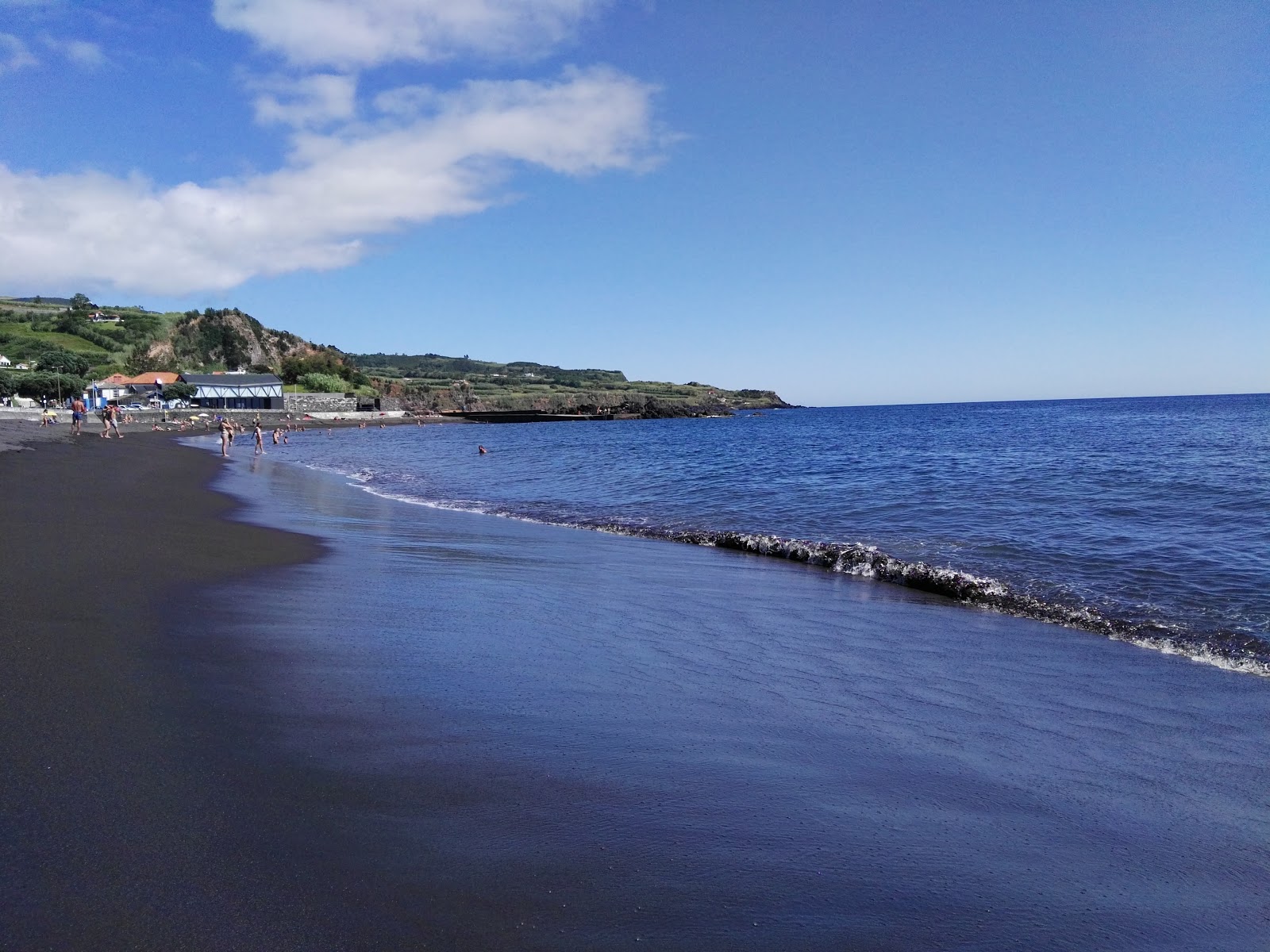 Photo de Praia de Almoxarife avec l'eau cristalline de surface