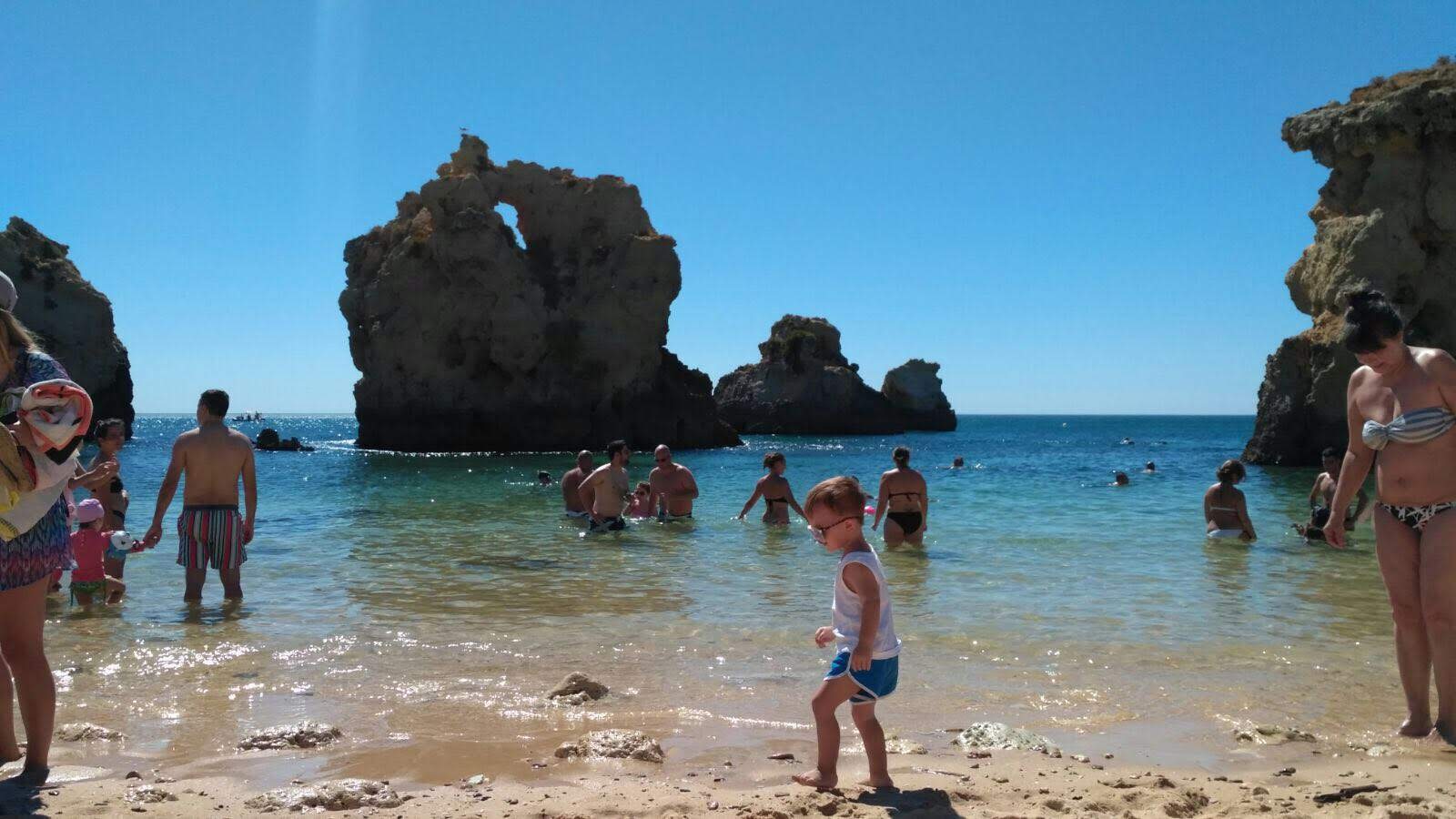 Praia de Arrecifes的照片 带有碧绿色纯水表面