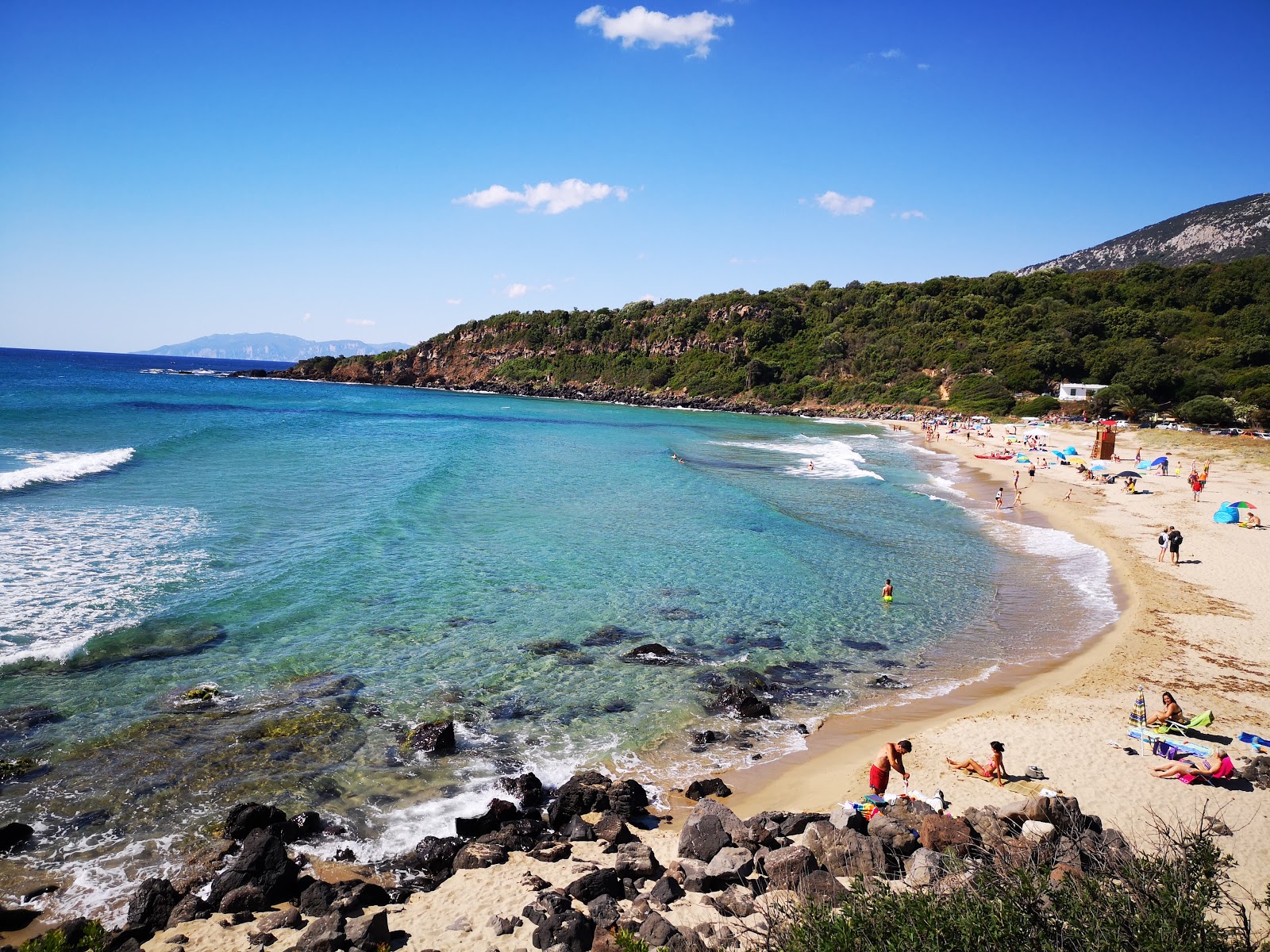 Foto di Spiaggia Di Osalla con una superficie del sabbia beige