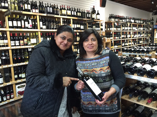 Liquor Store «Roslyn Wine & Liquor (Liquor Store)», reviews and photos, 1366 Old Northern Blvd, Roslyn, NY 11576, USA