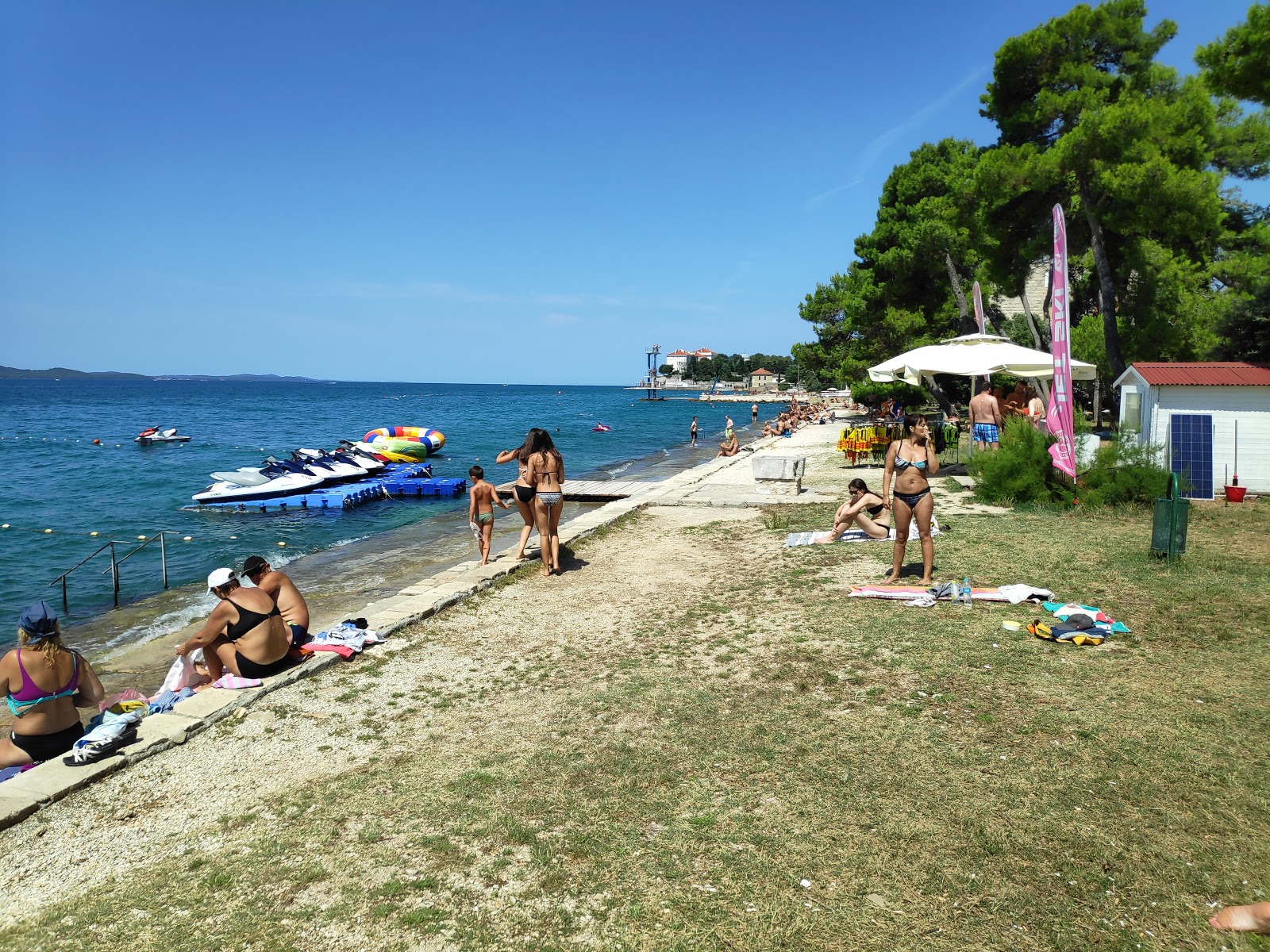 Zdjęcie Plaza Zlatni Val z powierzchnią kamienie