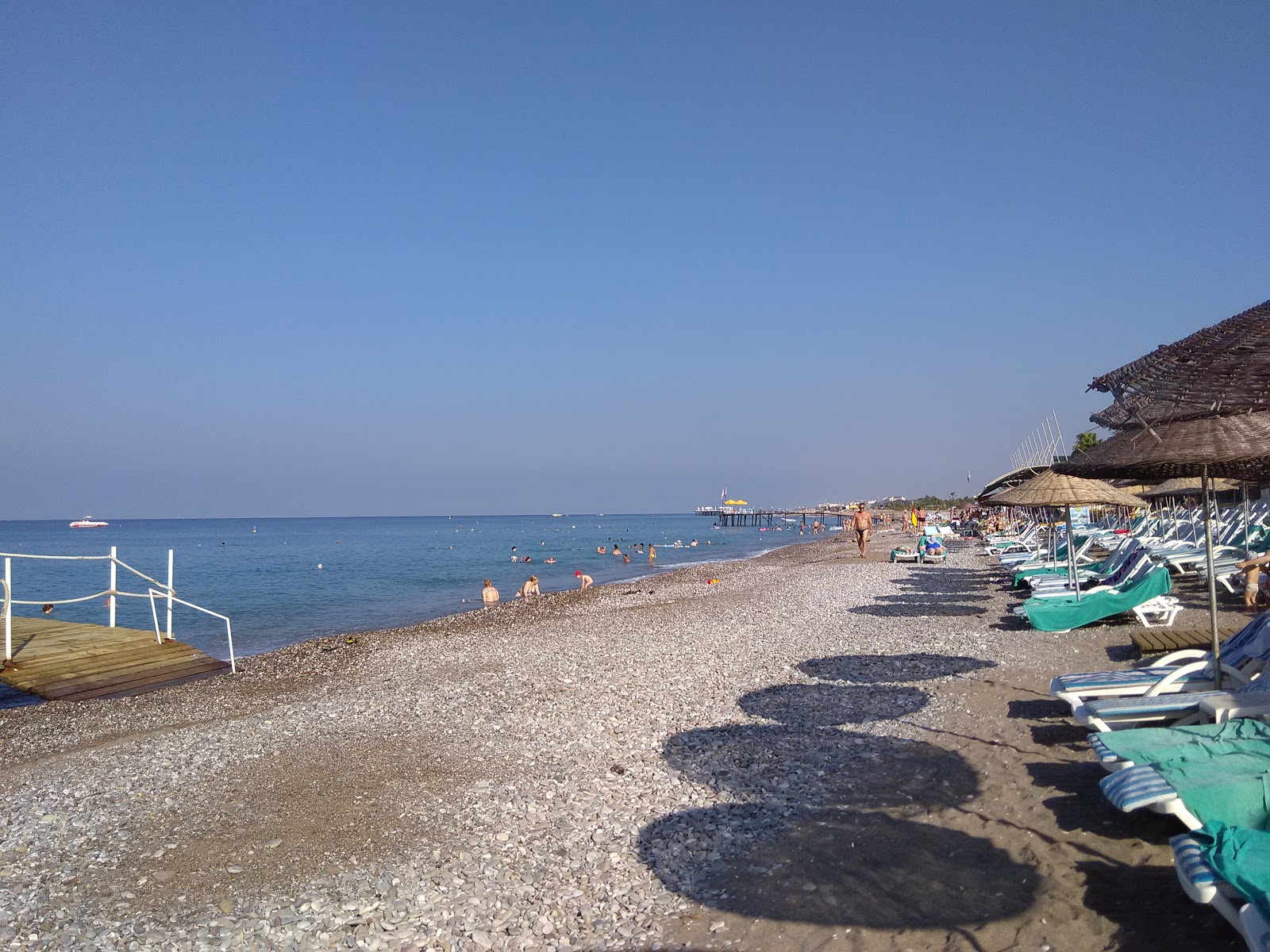 Φωτογραφία του Sea Garden beach III με επίπεδο καθαριότητας εν μέρει καθαρό