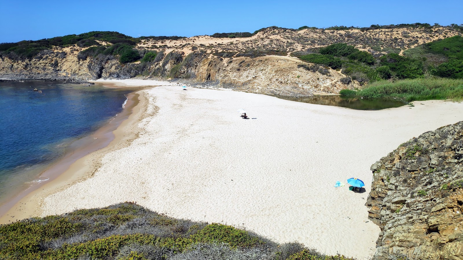 Foto von Praia da Foz dos Ouricos mit beiger sand Oberfläche