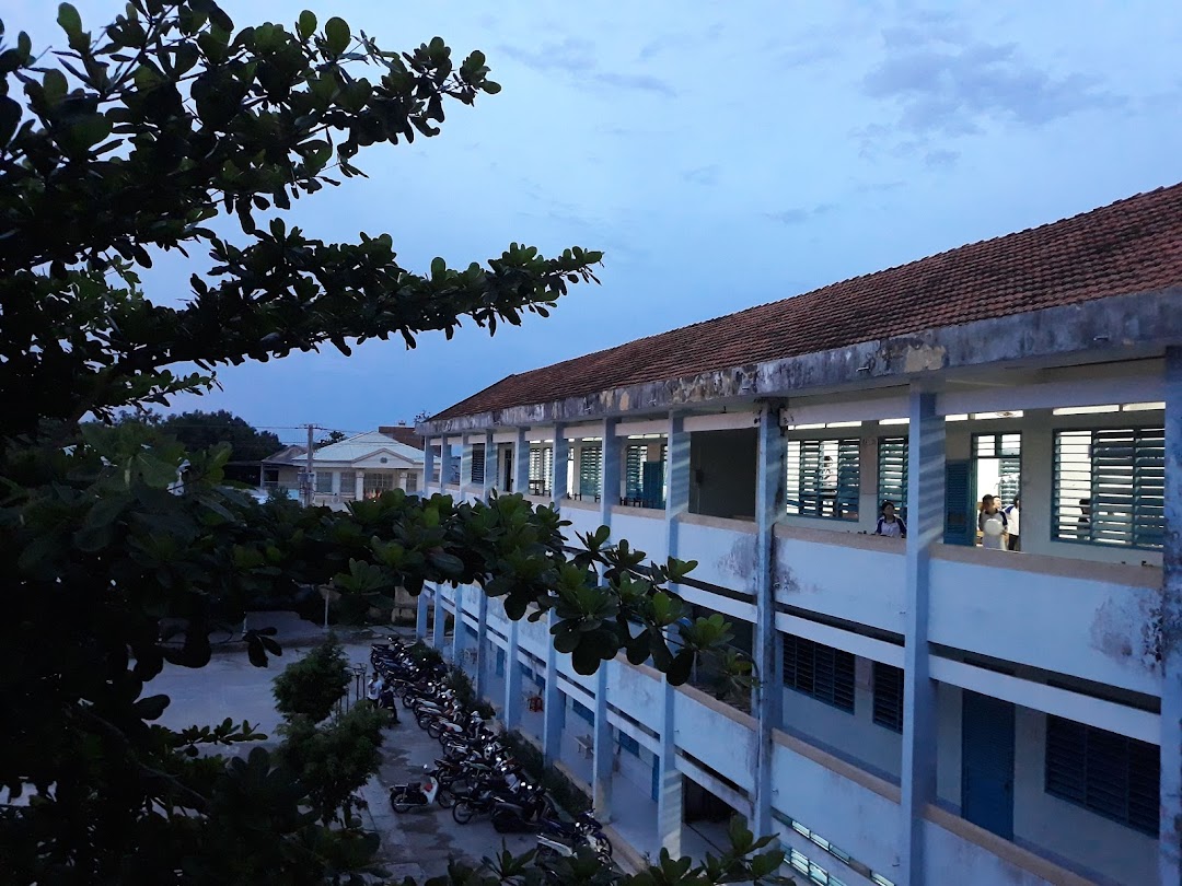 Trường THPT Nguyễn Công Trứ