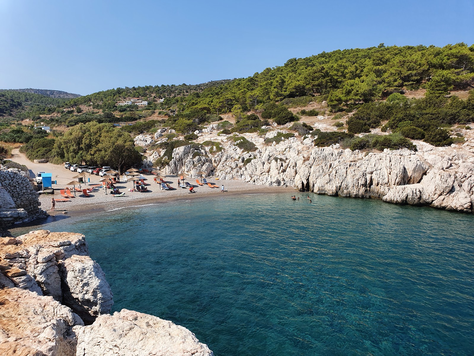 Fotografie cu Kopria Beach cu o suprafață de pietricele beige mici