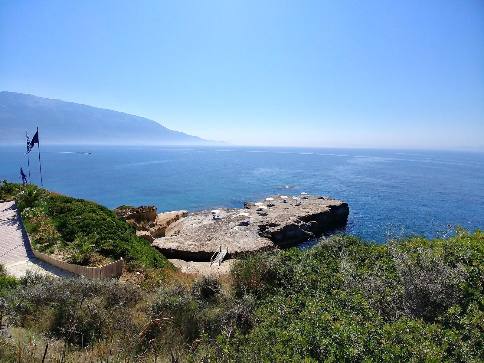 Foto van Amandakis beach met rotsachtig terrein oppervlakte