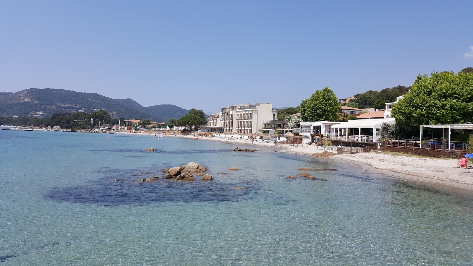 Photo de Pinarello beach avec plusieurs moyennes baies