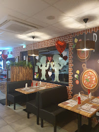 Atmosphère du Pizzeria PIZZBURG à Colombier-Fontaine - n°15