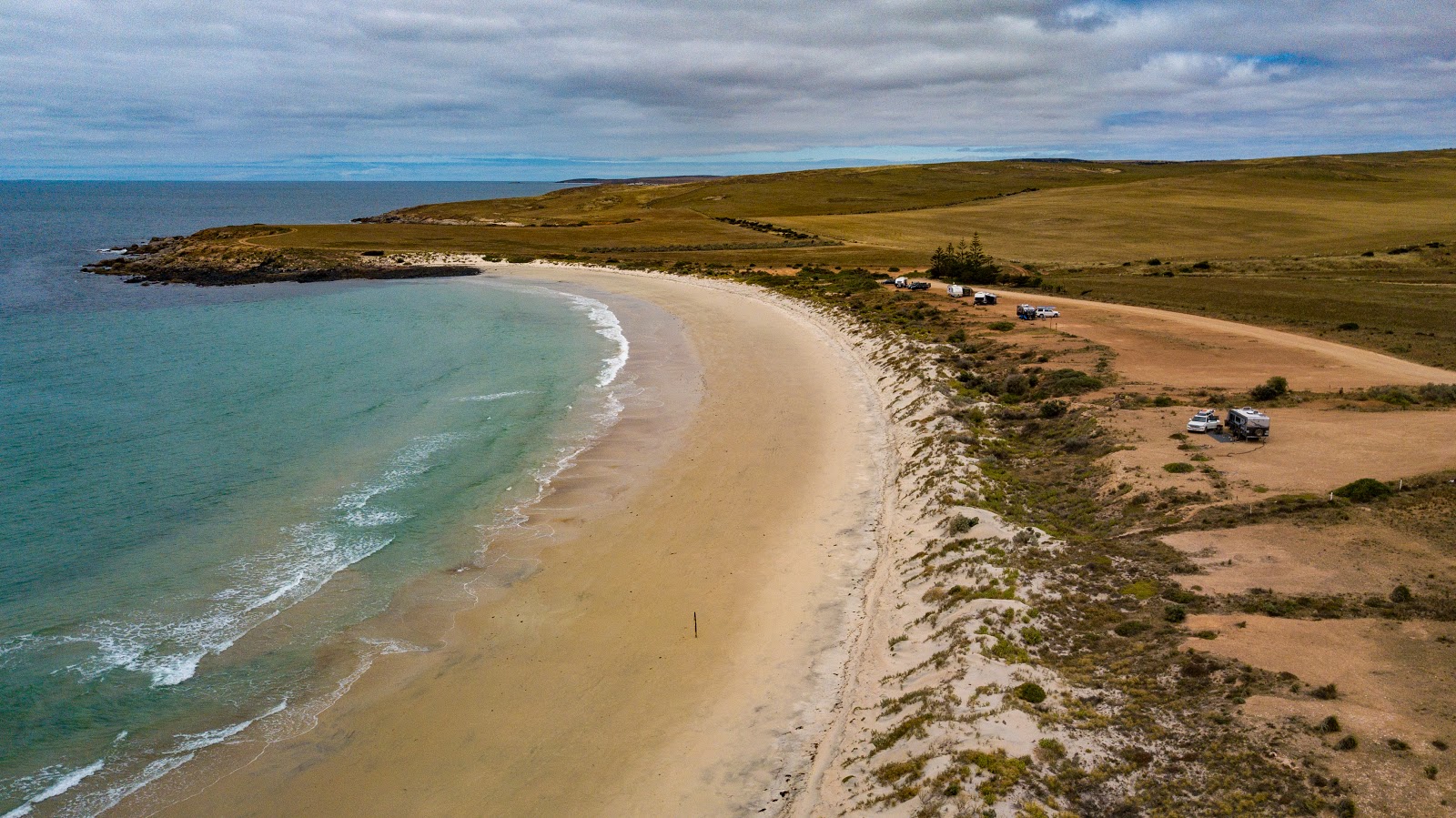 Zdjęcie Cowleys Beach z powierzchnią beżowy piasek