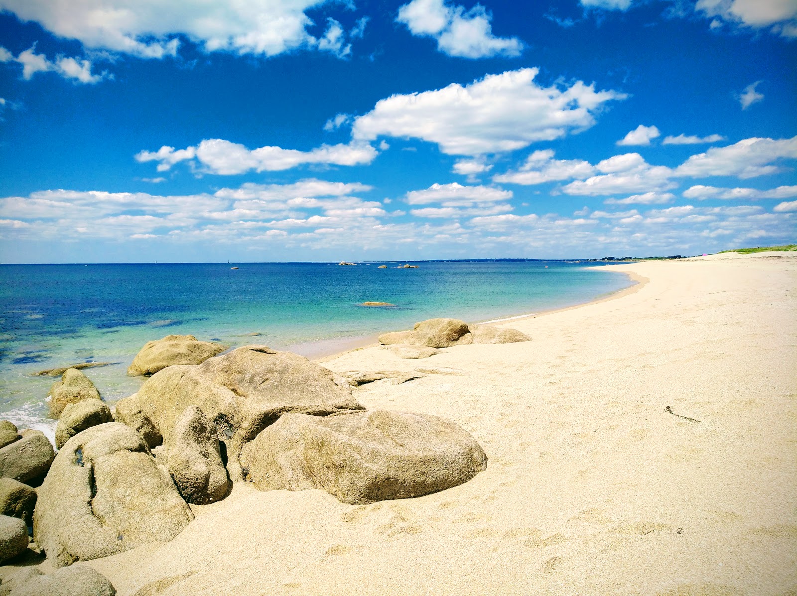 Foto von Plage de Kerouini mit beiger sand Oberfläche