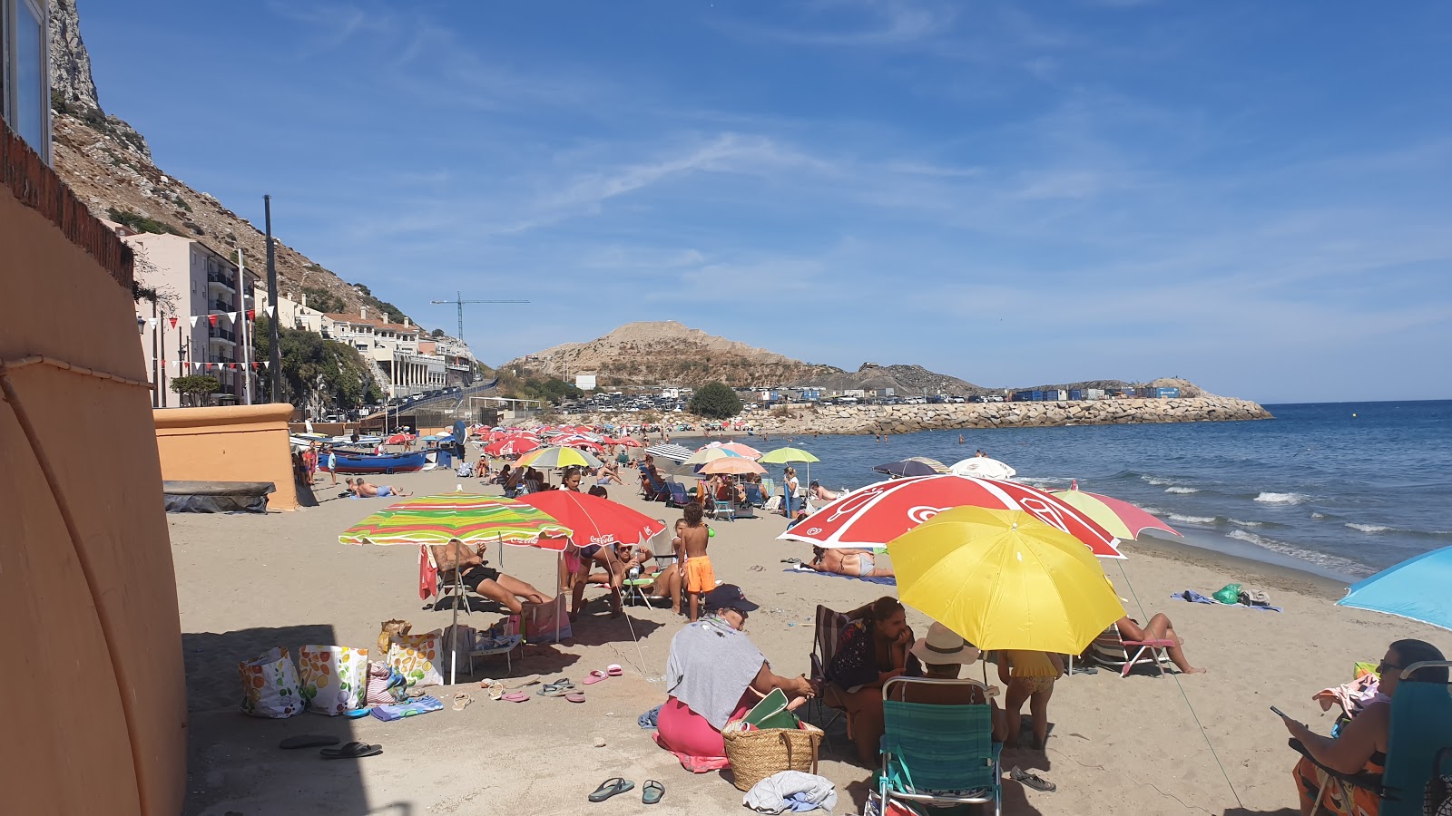 Foto av Catalan Bay Beach och bosättningen