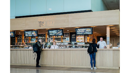 Javier de las Muelas con Montesquiu y Dry Martini - Aeropuerto Barcelona Terminal 1. Planta 1. Salidas (Puertas Embarque A1, A2, 08820 El Prat de Llobregat, Barcelona, Spain