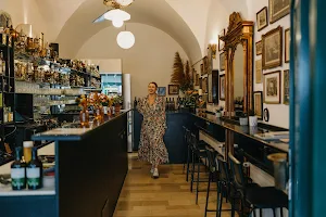 Resas Café & Bar image
