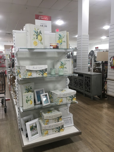 Department Store «HomeGoods», reviews and photos, 22940 Victory Blvd, Woodland Hills, CA 91367, USA