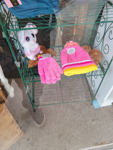 Village Gifts & Collectibles, 6643 Pearl Rd, Cleveland, OH 44130, USA, 