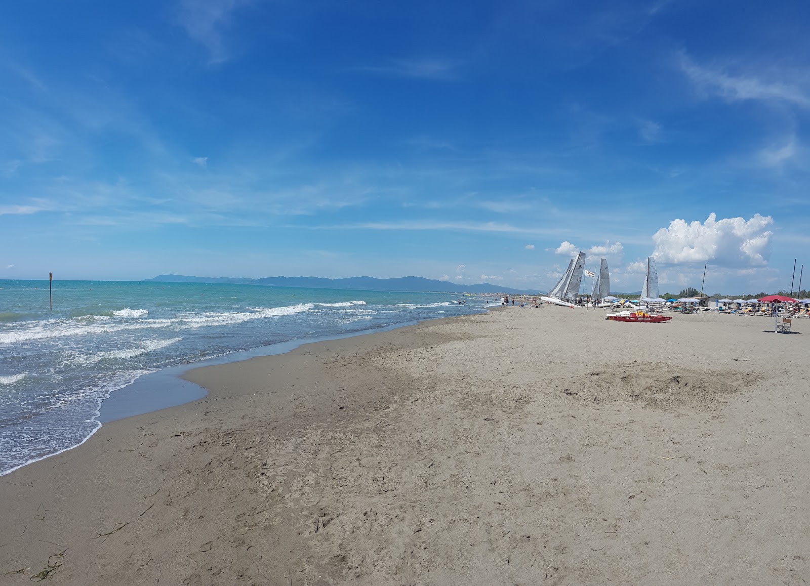 Φωτογραφία του Spiaggia Principina a Mare με καφέ άμμος επιφάνεια
