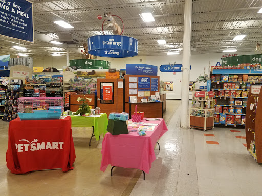 Pet Supply Store «PetSmart», reviews and photos, 140 Barrington Rd, Schaumburg, IL 60194, USA