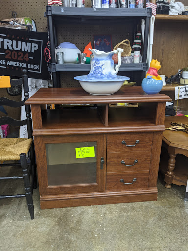 Outlet Mall «Finders Keepers Traders Outlet Mall», reviews and photos, 740-784 Chelsa Dr, Madisonville, KY 42431, USA