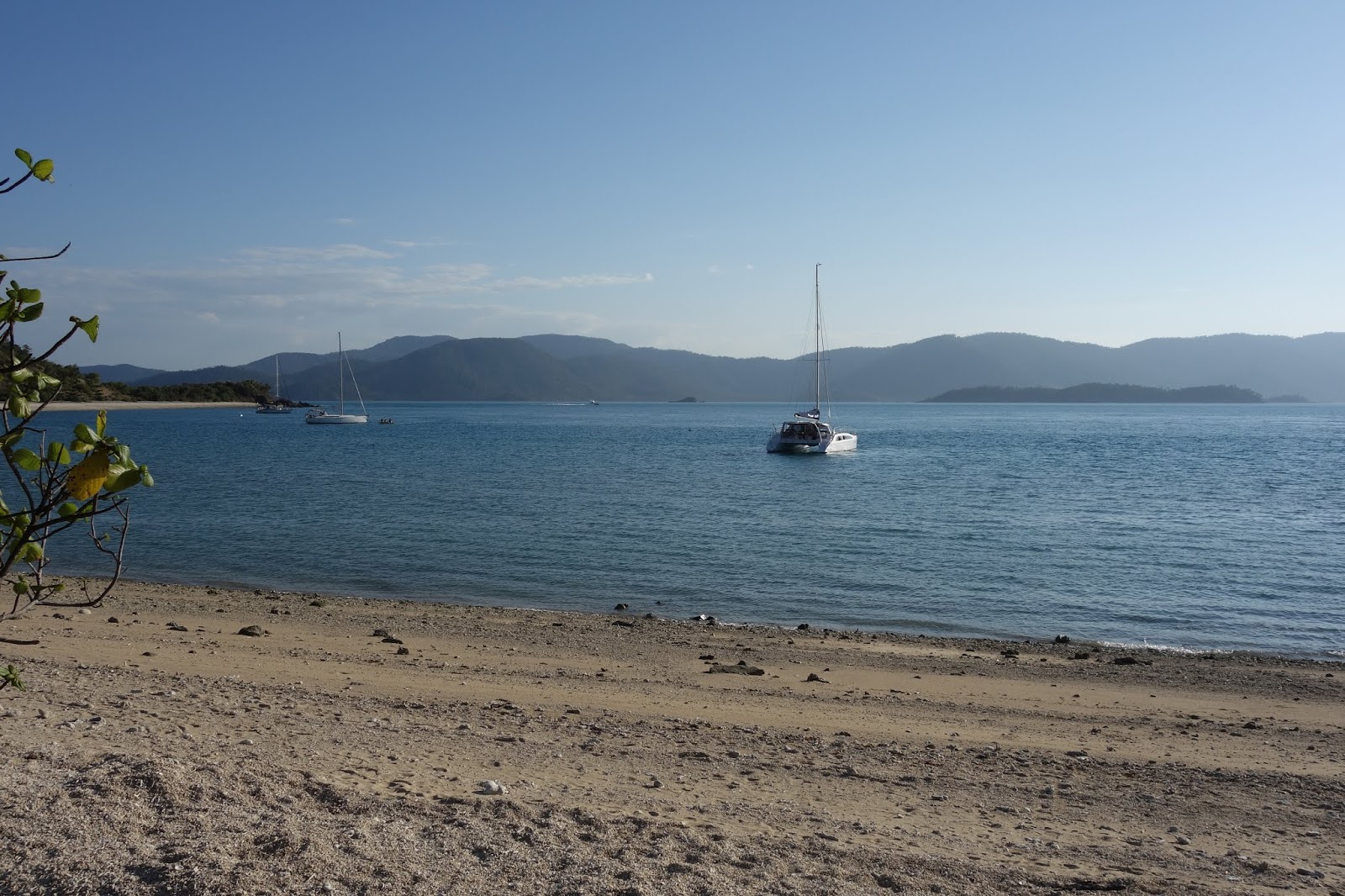 Foto de Sandy Bay con arena beige y rocas superficie