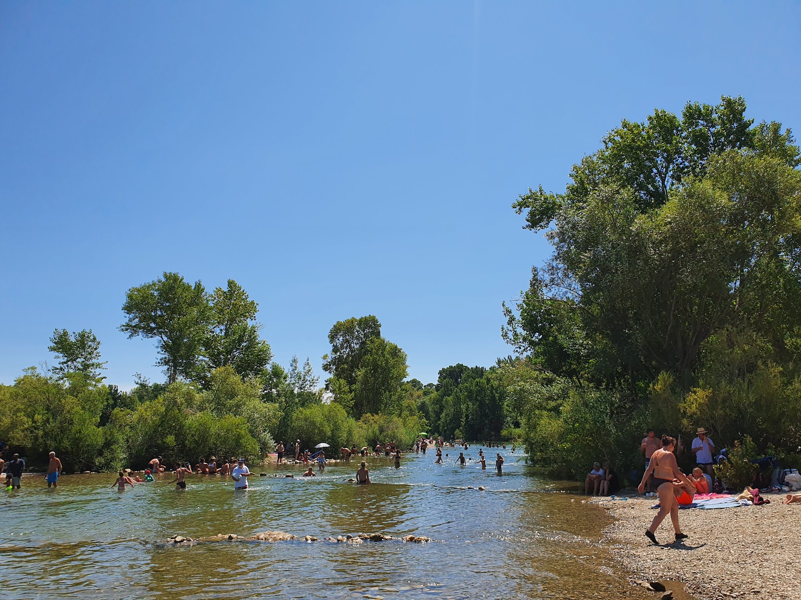 Plage du Pont du Diable'in fotoğrafı dağlarla çevrili
