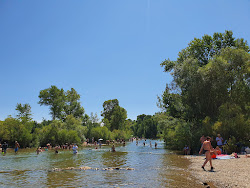 Plage du Pont du Diable'in fotoğrafı dağlarla çevrili