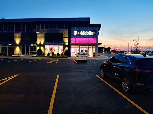 Cell Phone Store «T-Mobile», reviews and photos, 275 Parkway Dr #613, Lincolnshire, IL 60069, USA