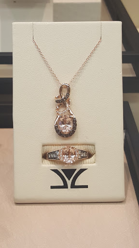 Jewelry Store «Kay Jewelers», reviews and photos, 2893 Town Center Blvd, Fort Mitchell, KY 41017, USA