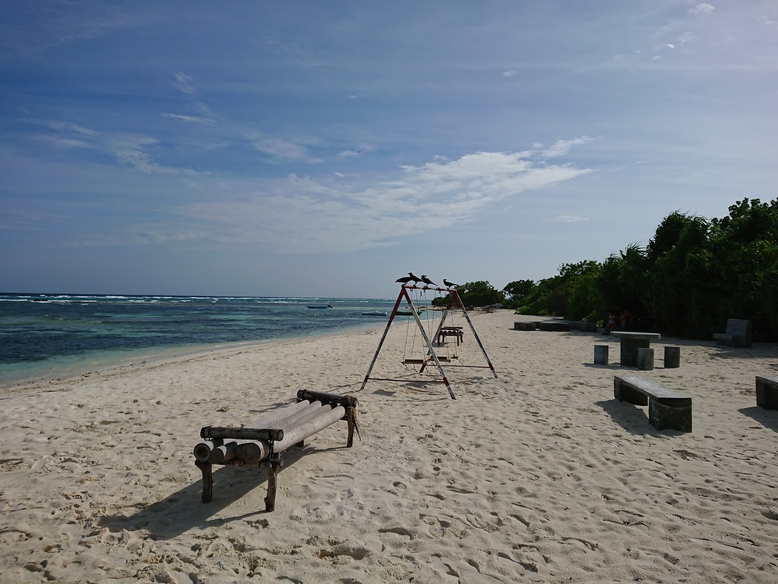 Fotografie cu Sunset Beach cu o suprafață de apa pură turcoaz