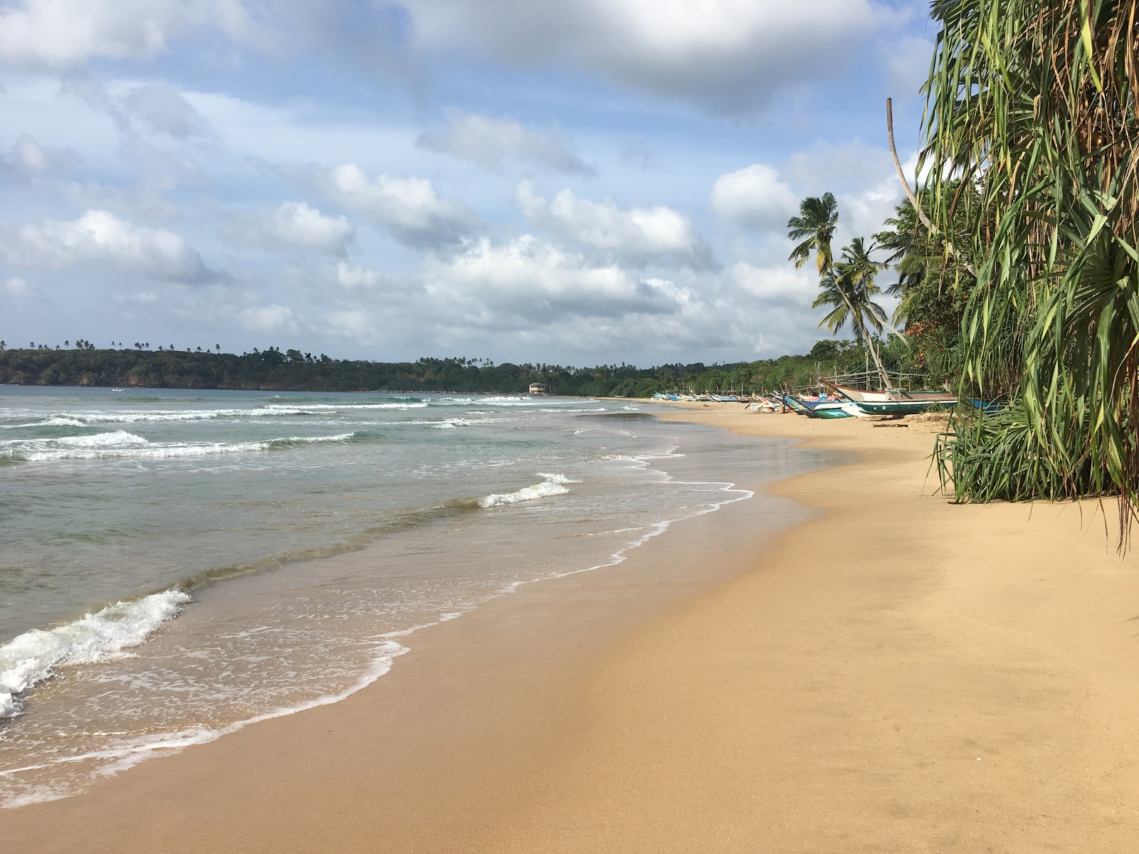 Photo de Mawella Beach avec sable lumineux de surface