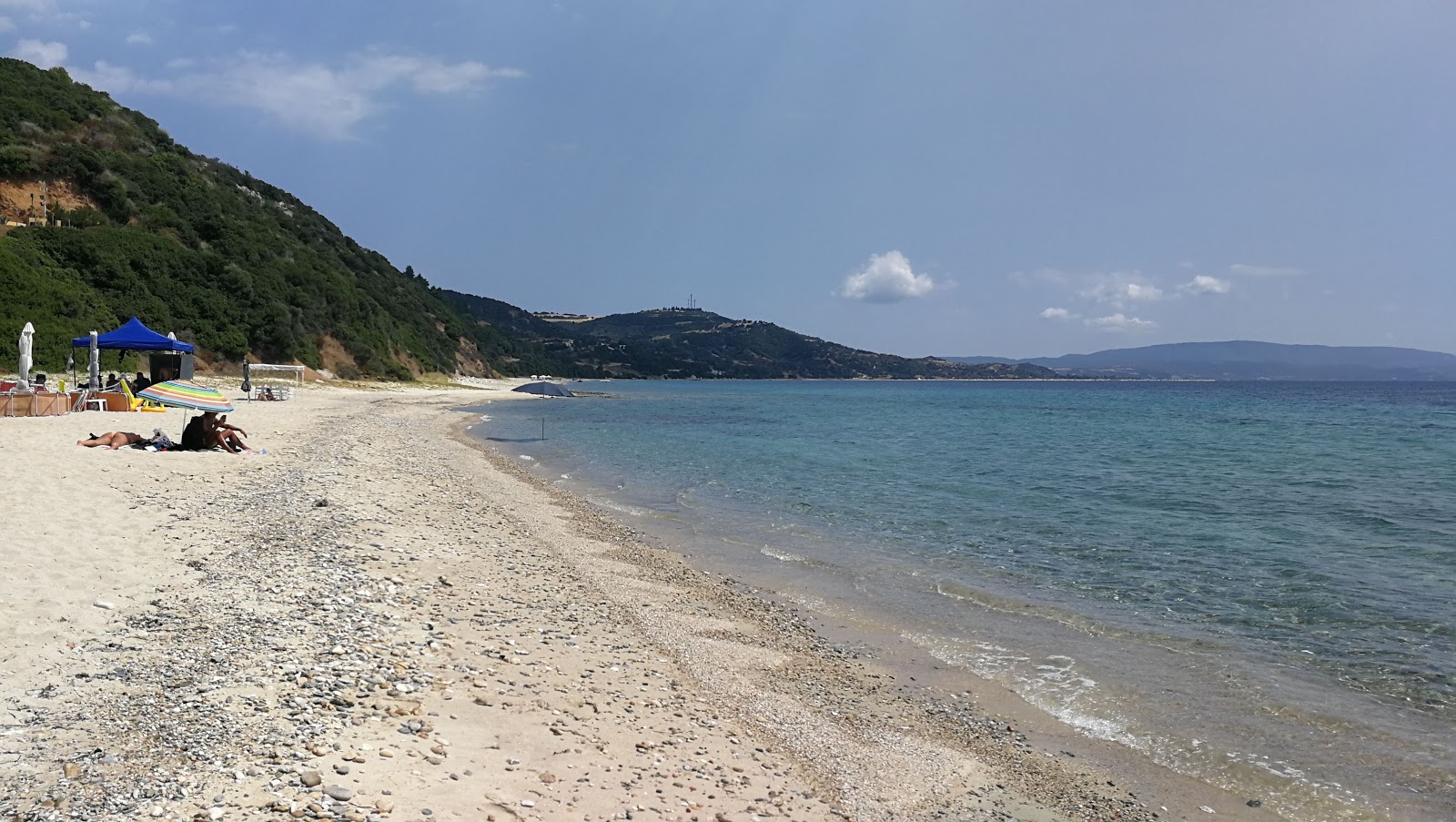 Foto van Develiki beach II met beige zand en kiezels oppervlakte
