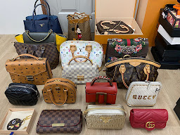 SF BRANDNAME สาขา Central Village รับซื้อ ฝากขายกระเป๋าแบรนด์เนมมือสอง ให้ราคาสูง เน้นหลุยส์ ชาแนล