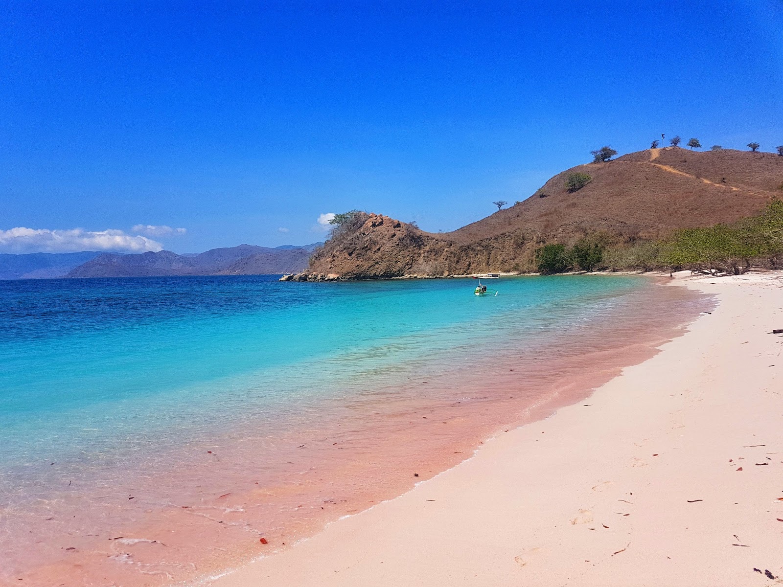 Photo de Pink Beach II Padar protégé par des falaises