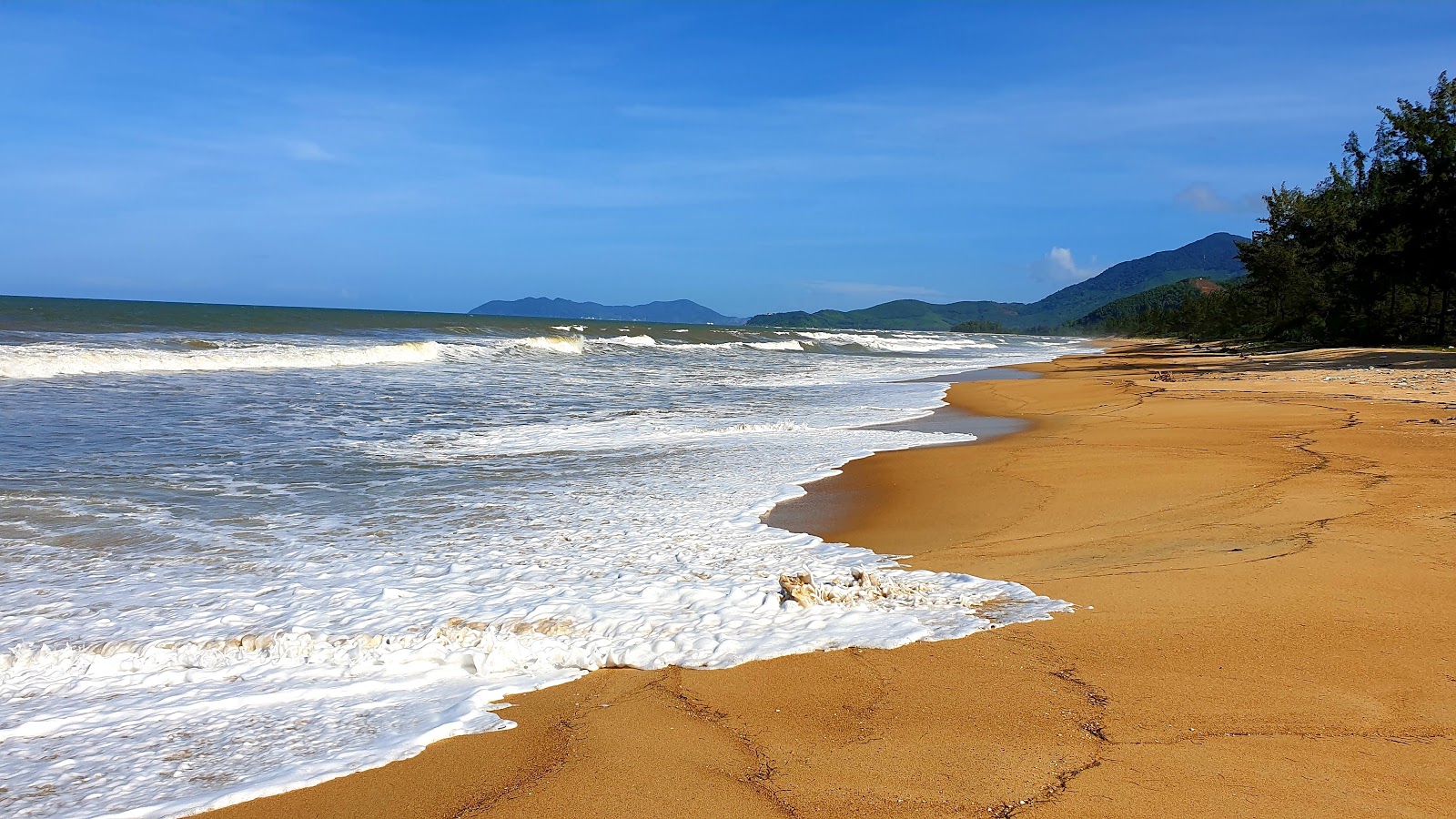 Foto av Vinh Hien Beach omgiven av klippor