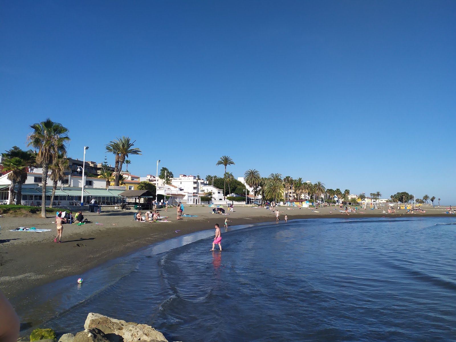 Foto von Playa de las Acacias mit grauer sand & kiesel Oberfläche