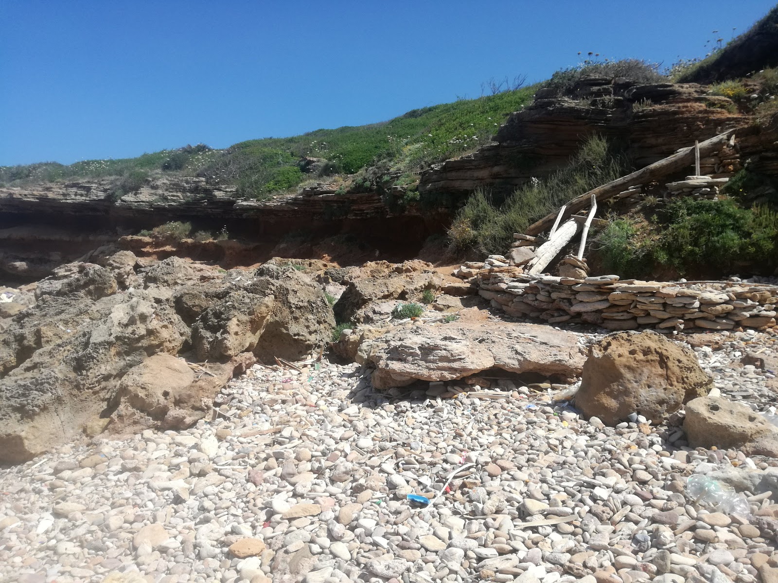 Photo of Cantaro beach with partly clean level of cleanliness